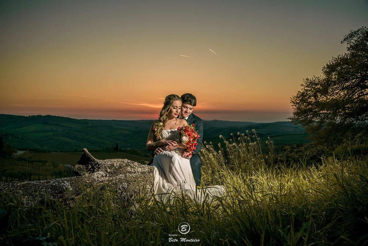 Bruna e Felipe - fotografia em florenca italia europa - fotografo na europa - casamento europa - casal - noivo - noiva - wedding - estudio beto monteiro - curitiba - fotografo de casamento - casal no campo - paisagem - cruz - por do sol - vinhedo