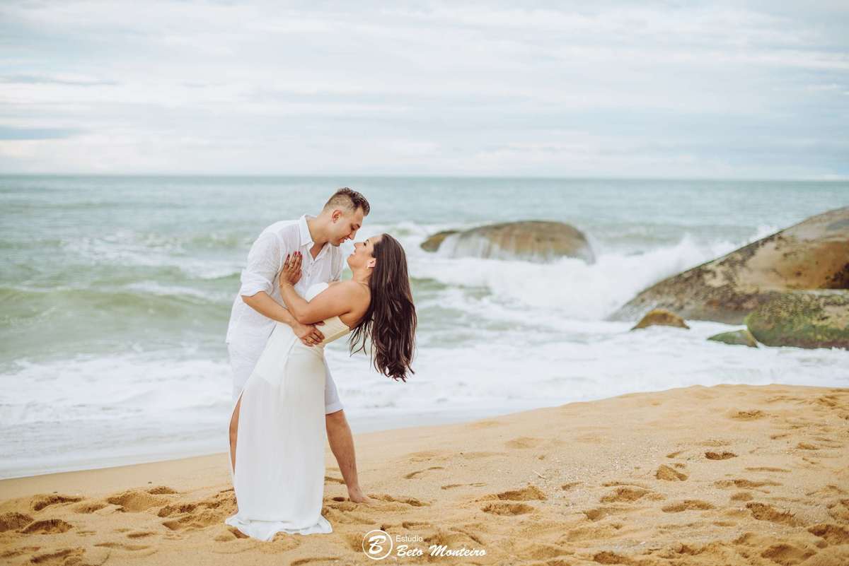 Casamento - Wedding - Pré - Cobertura de casamento - foto e filmagem de casamento - fotografo de casamento curitiba - Pré-Wedding - Trash the dress - Estúdio Beto Monteiro - Curitiba - balneario camboriu - bc - laranjeiras - taquarinhas - Céu azul - praia