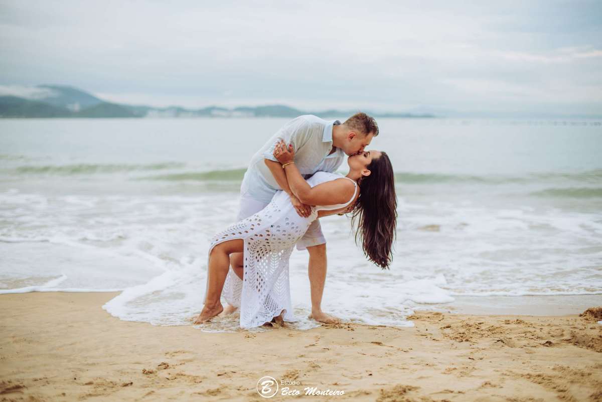 Casamento - Wedding - Pré - Cobertura de casamento - foto e filmagem de casamento - fotografo de casamento curitiba - Pré-Wedding - Trash the dress - Estúdio Beto Monteiro - Curitiba - balneario camboriu - bc - laranjeiras - taquarinhas - Céu azul - praia