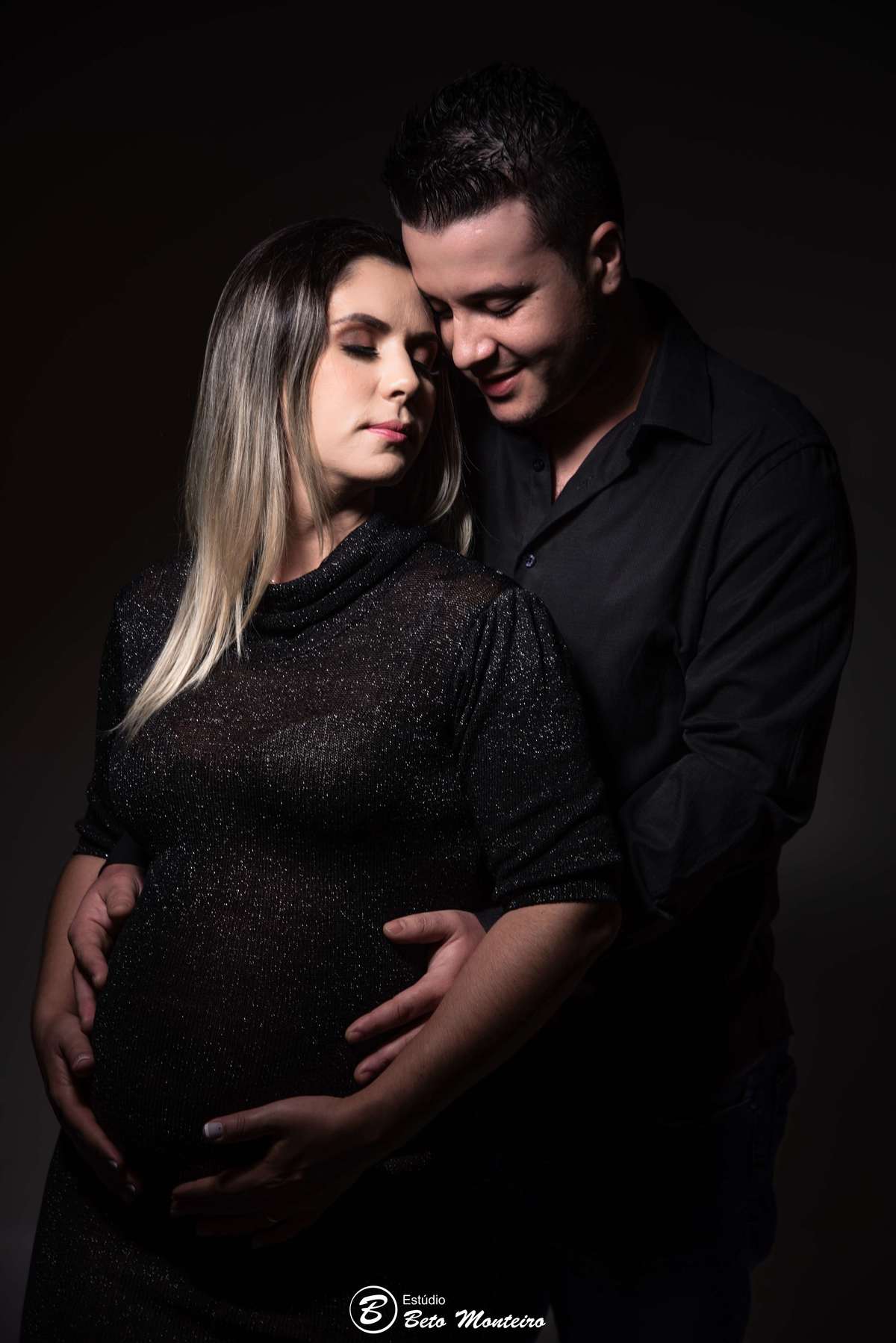 Viviane e Patrick - Davi - Book Gestante e Familia em Curitiba - Fotos em Estúdio - Studio - Vestido preto - veu azul - Book de gestante Gravida - Gestação - Estudio Beto Monteiro - fotografo