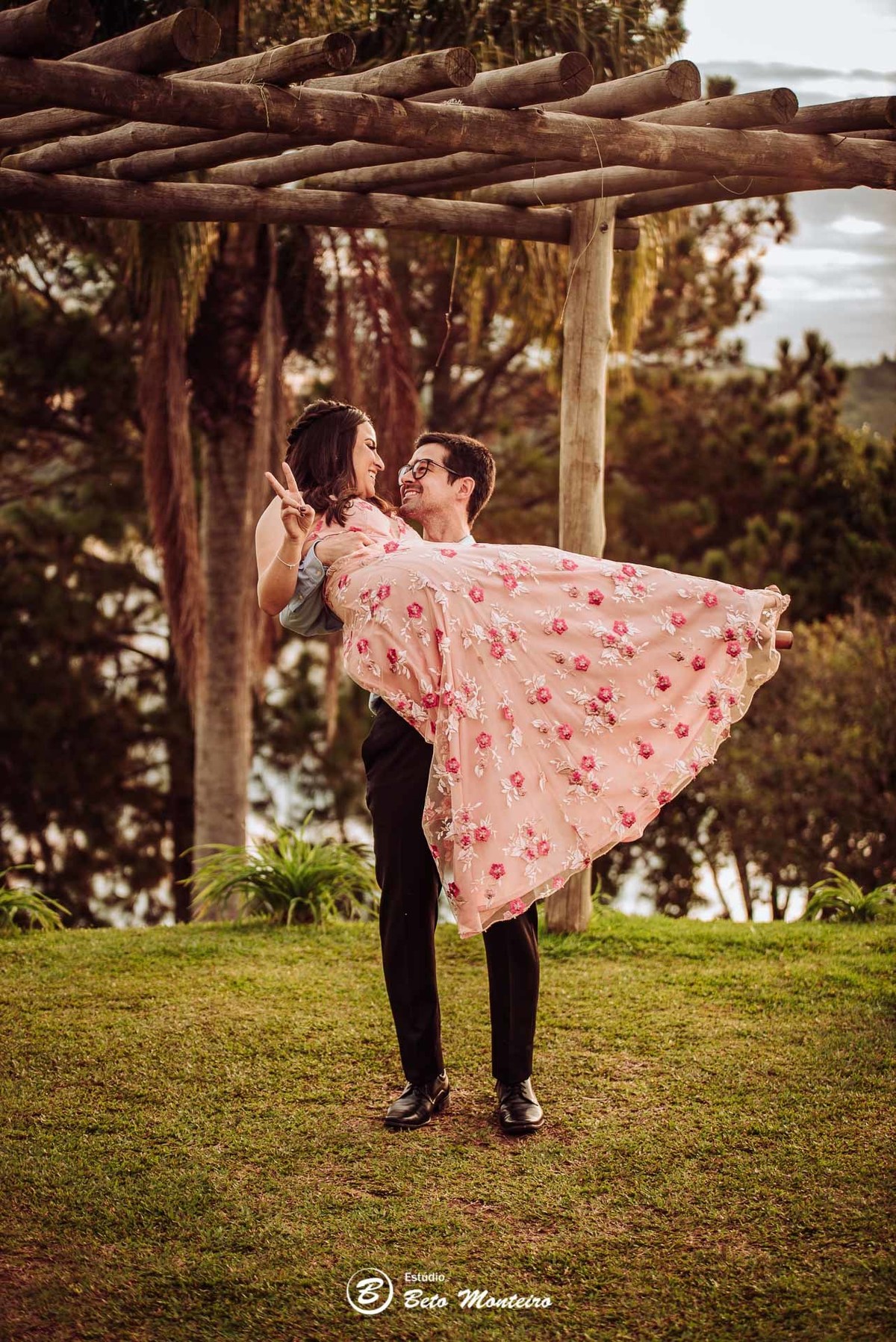 videos de casamento - filmagem - casamento - cinegrafista - videomaker - filmmaker - clipe - wedding - produtora - curitiba - estudio beto monteiro - casal - pre casamento - pre wedding - chacara laggus - thais e felipe - vestido rosa