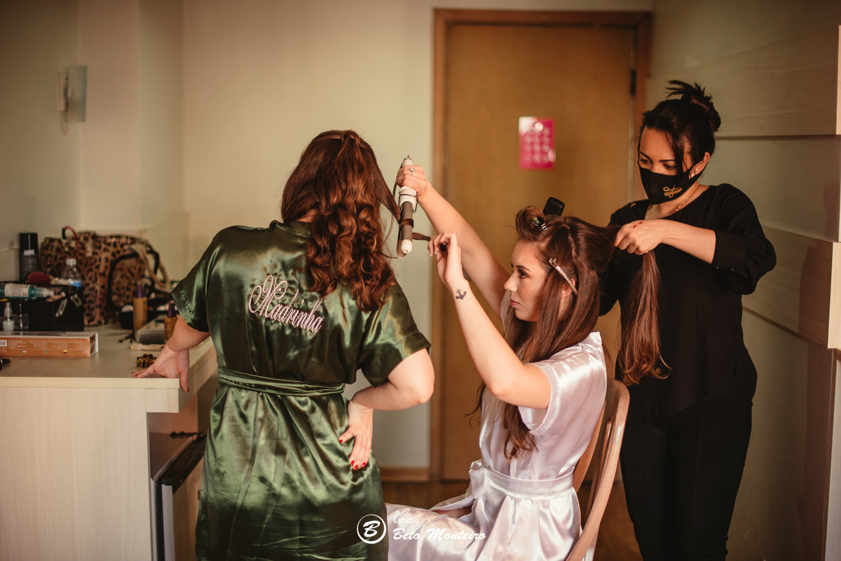 fotografo de casamento - videos de casamento - filmagem - casamento - cinegrafista - filmmaker - wedding - produtora - curitiba - estudio beto monteiro - casal - pre wedding - ana e matheus - le rechaud - first look - noiva se maquiando -
