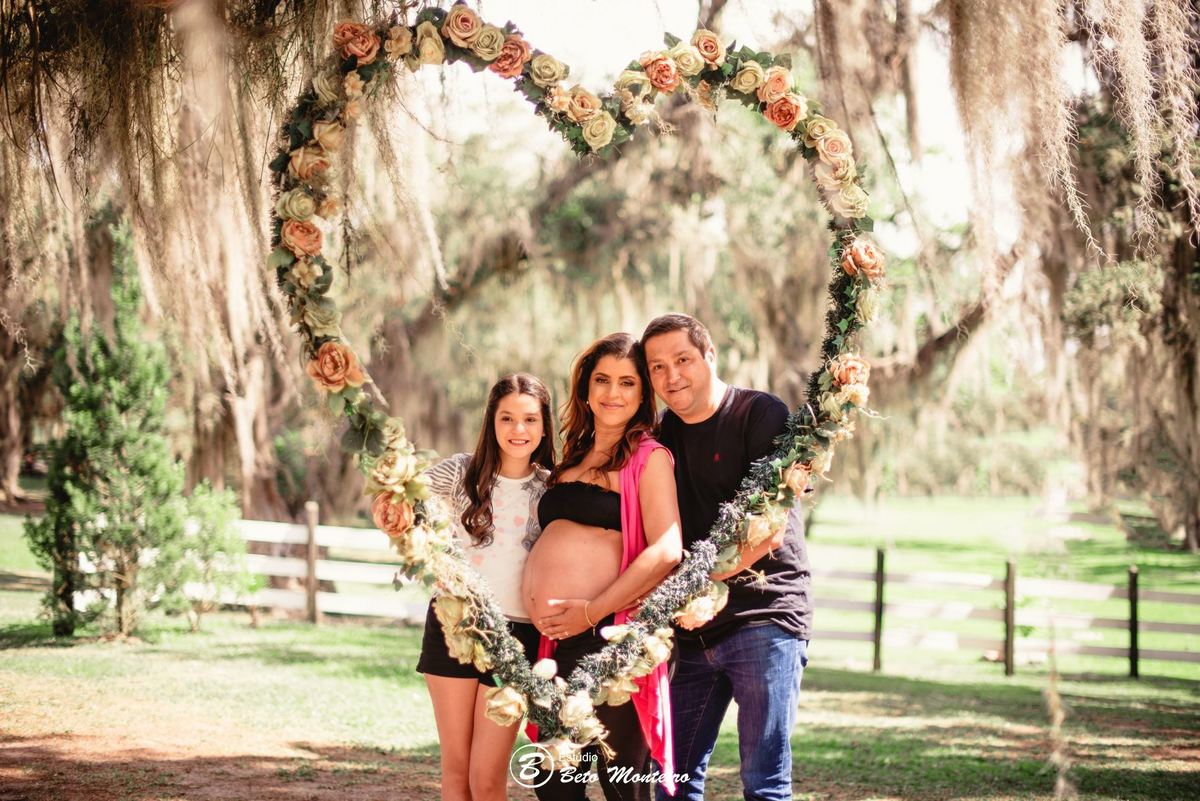 Book Gestante e Familia em Curitiba - Book gestante São José dos Pinhais - Book de gestante lifestyle - Fotos ao ar livre - Grávida - Gestação - Estúdio Beto Monteiro - Chácara Ienkot - Luciana- Isabela - Luiza - André