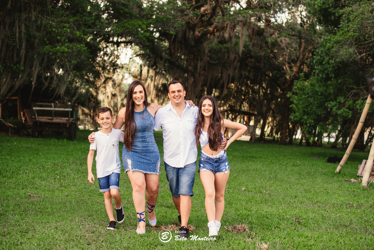 Aniversário de 15 anos - Foto e Filmagem - Debutante - Estúdio Beto Monteiro - Curitiba - fotografo de 15 anos - sessao de fotos - book de fotos - book de 15 anos - fotografo - isabella bozza - bella - bozza - chacara ienkot - vestido - roze bozza
