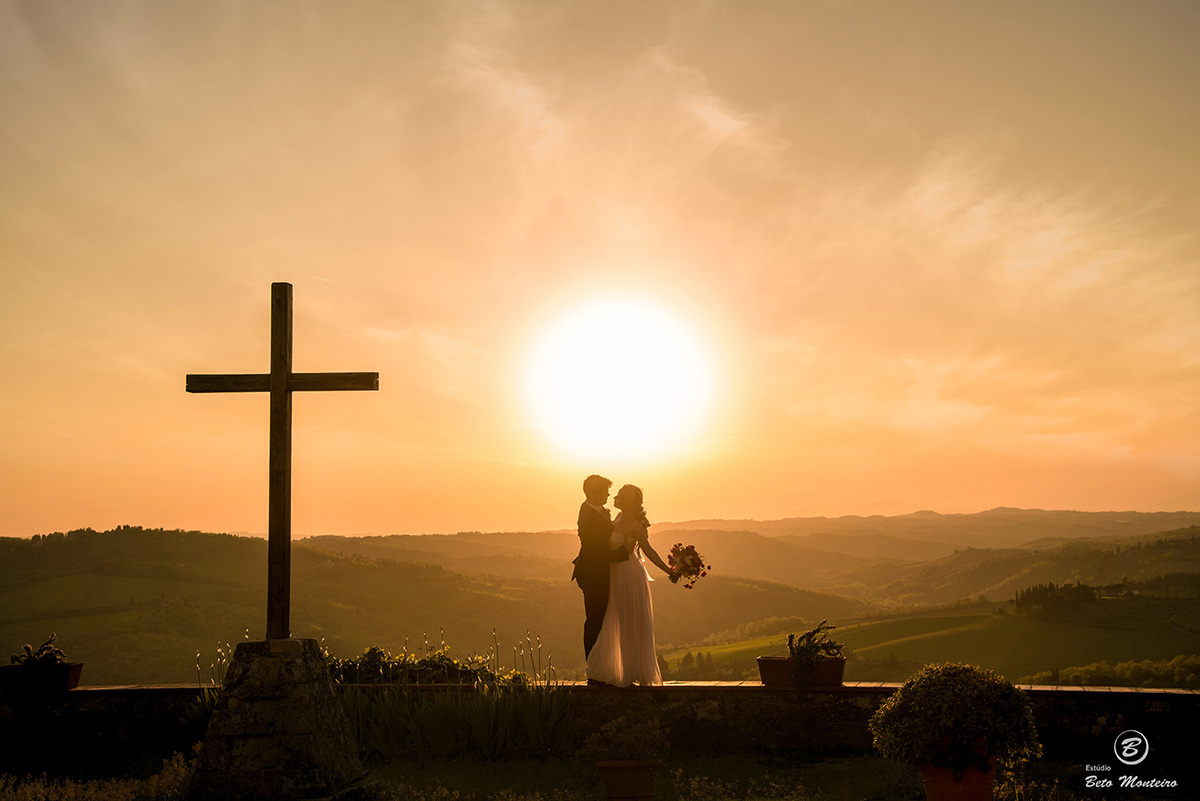 Book Pré-Casamento - Book Pré-wedding - Trash the dress - Book de casal - Sessão de noivos - Save the date - Estúdio Beto Monteiro - Curitiba - florença itália chianti greve toscana eurotrip - por do sil - cruz