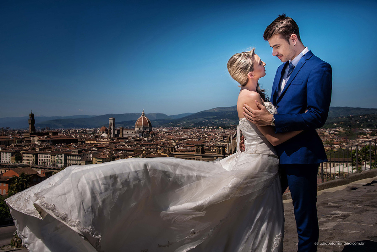 noivos na italia terno azul fundo europeu florença piazzale michelangelo - Casamento - Wedding - Pré-Casamento - Cobertura de casamento - filmagem de casamento Curitiba - Pré-Wedding - fotógrafo de casamento Curitiba - Estúdio Beto Monteiro