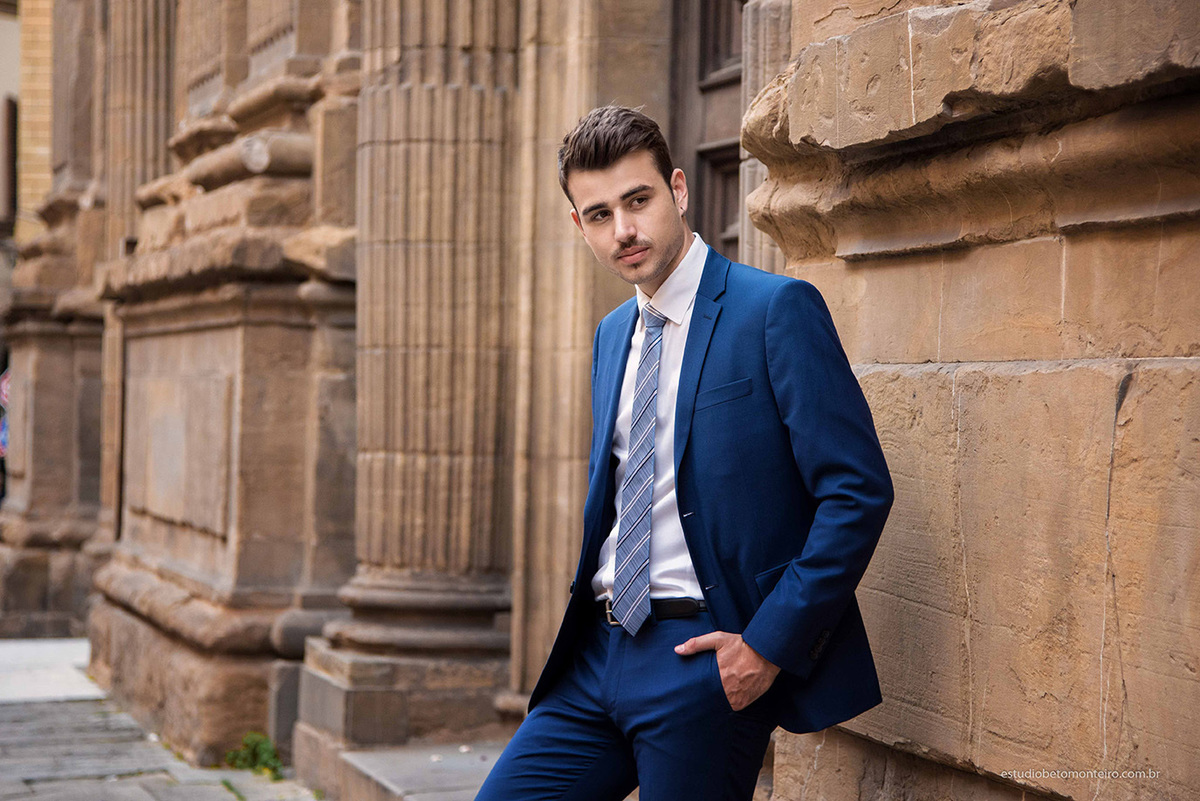 noivo na italia terno azul fundo europeu florença - Casamento - Wedding - Pré-Casamento - Cobertura de casamento - filmagem de casamento Curitiba - Pré-Wedding - fotógrafo de casamento Curitiba - Estúdio Beto Monteiro