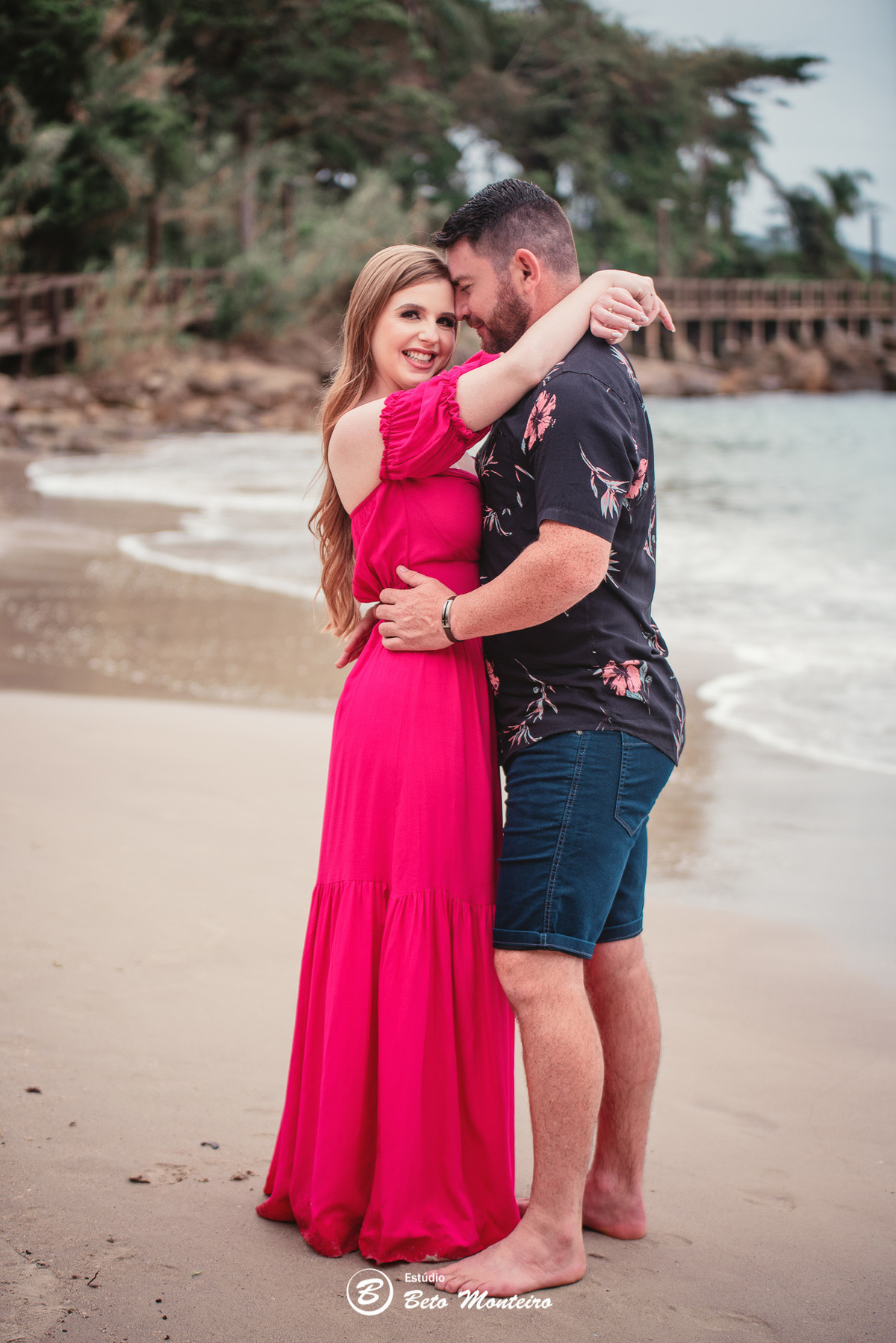 fotografo de casamento - videos de casamento - filmagem - casamento - cinegrafista - filmmaker - wedding - produtora - curitiba - estudio beto monteiro - casal - pre wedding - camila e toni - bombinhas - pet - cachorrinho - praia - mar - vestido vermelho