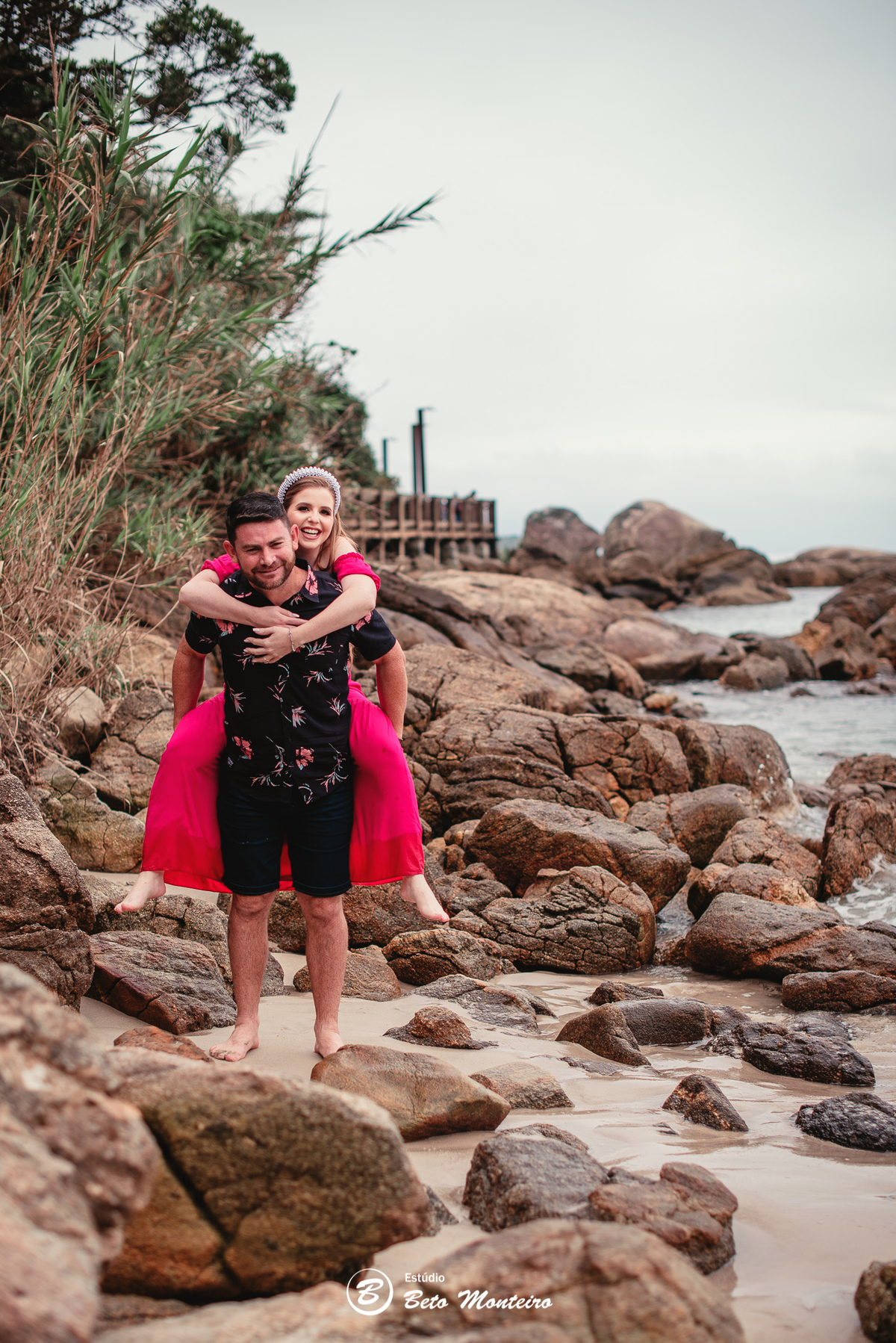 fotografo de casamento - videos de casamento - filmagem - casamento - cinegrafista - filmmaker - wedding - produtora - curitiba - estudio beto monteiro - casal - pre wedding - camila e toni - bombinhas - pet - cachorrinho - praia - mar - vestido vermelho