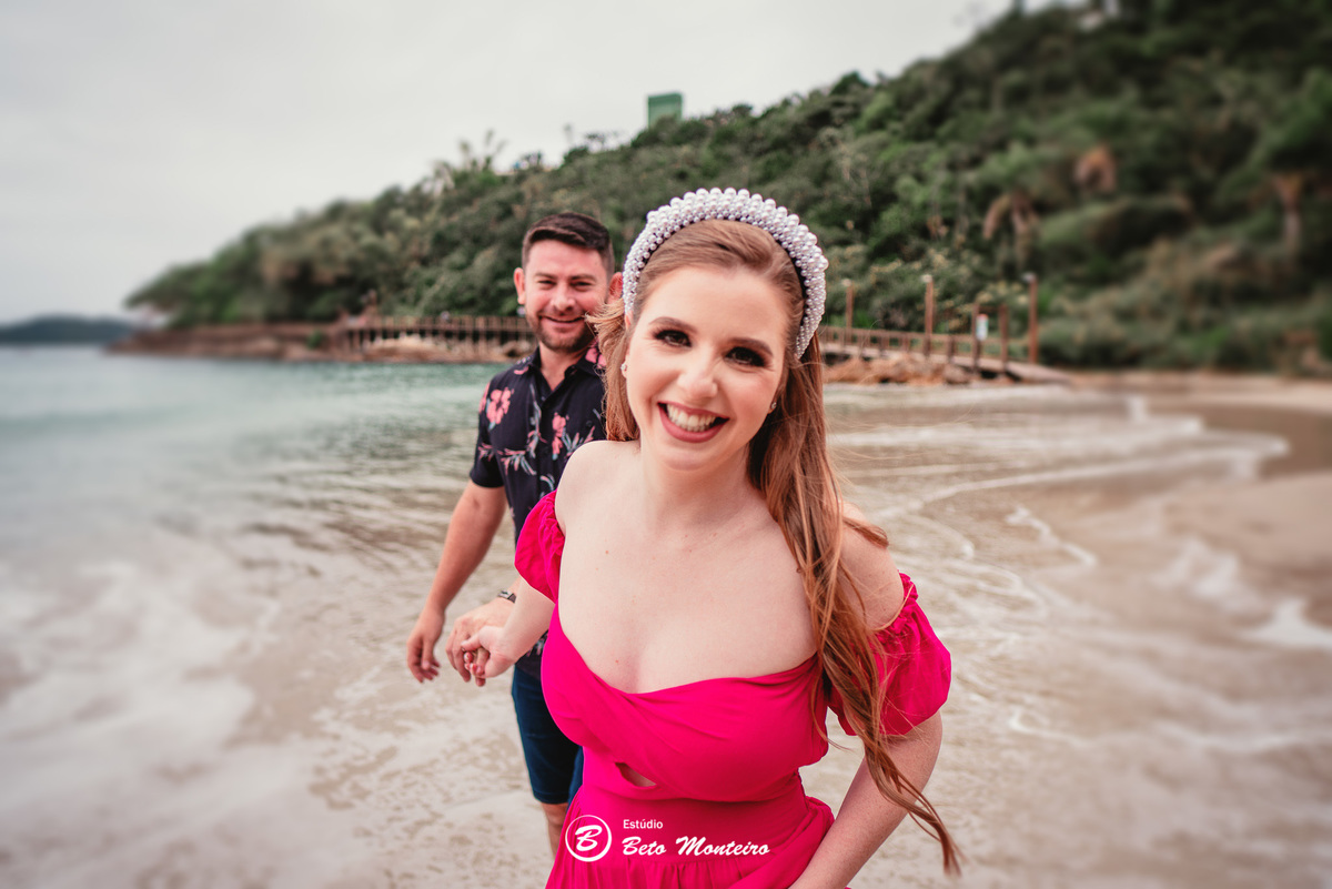 fotografo de casamento - videos de casamento - filmagem - casamento - cinegrafista - filmmaker - wedding - produtora - curitiba - estudio beto monteiro - casal - pre wedding - camila e toni - bombinhas - pet - cachorrinho - praia - mar - vestido vermelho