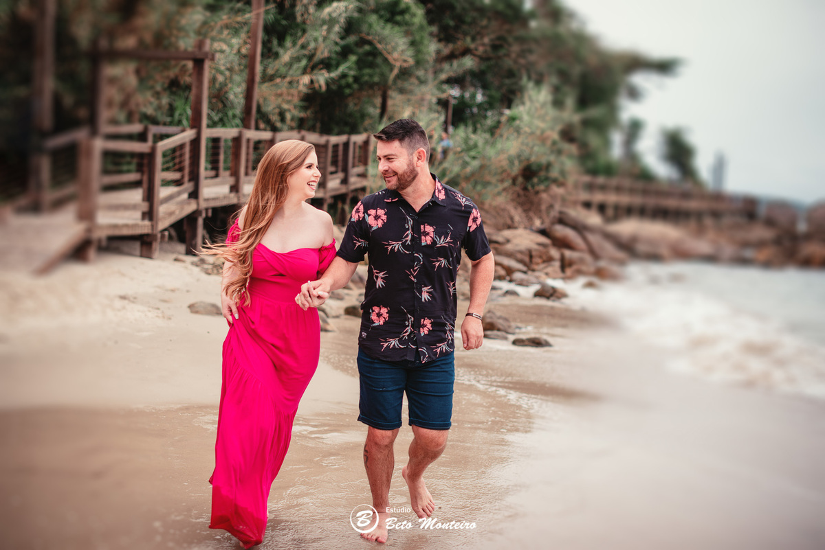 fotografo de casamento - videos de casamento - filmagem - casamento - cinegrafista - filmmaker - wedding - produtora - curitiba - estudio beto monteiro - casal - pre wedding - camila e toni - bombinhas - pet - cachorrinho - praia - mar - vestido vermelho