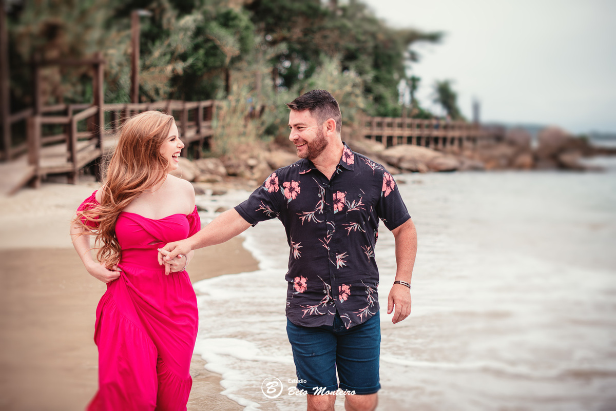 fotografo de casamento - videos de casamento - filmagem - casamento - cinegrafista - filmmaker - wedding - produtora - curitiba - estudio beto monteiro - casal - pre wedding - camila e toni - bombinhas - pet - cachorrinho - praia - mar - vestido vermelho