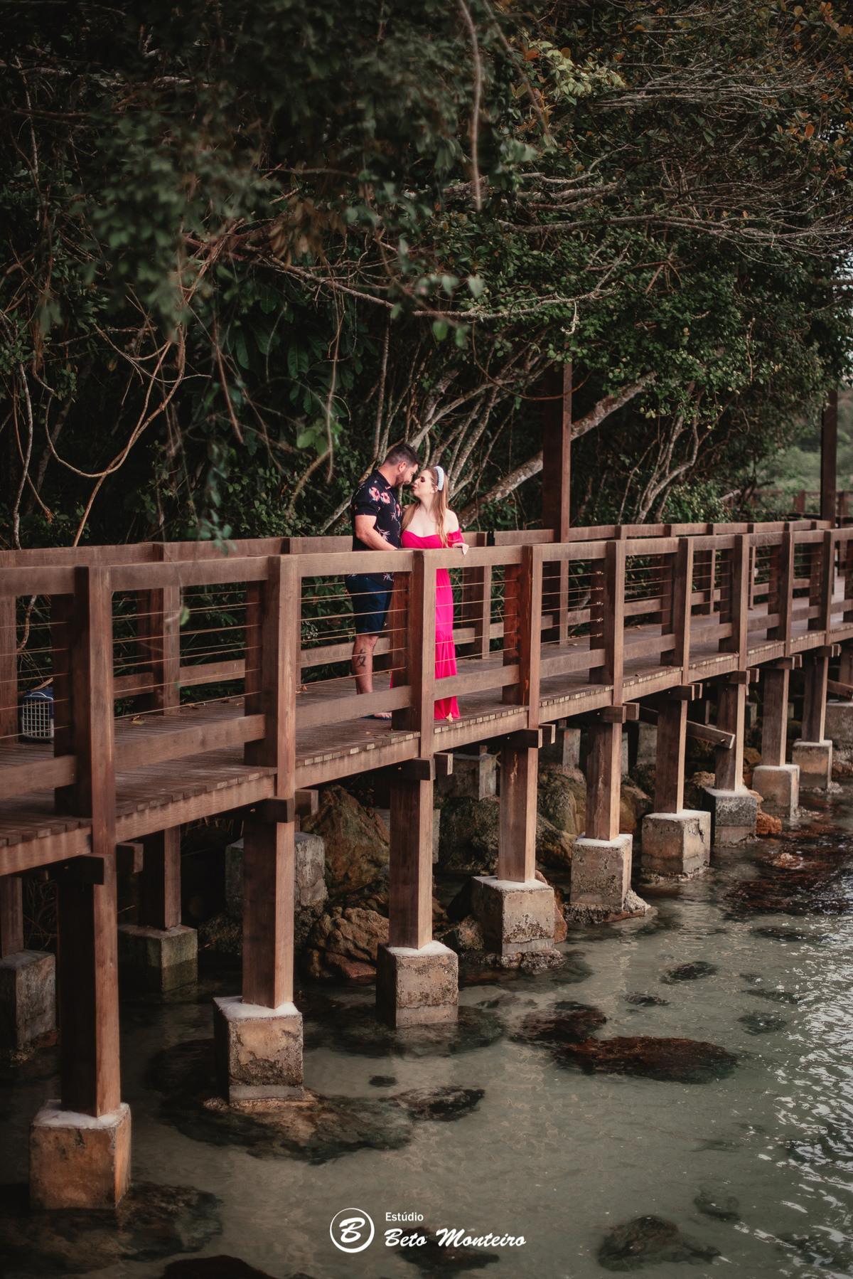 fotografo de casamento - videos de casamento - filmagem - casamento - cinegrafista - filmmaker - wedding - produtora - curitiba - estudio beto monteiro - casal - pre wedding - camila e toni - bombinhas - pet - cachorrinho - praia - mar - vestido vermelho