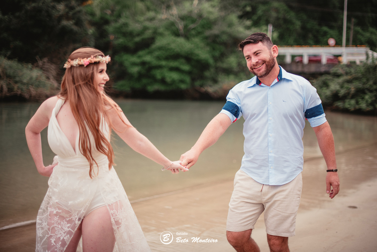 fotografo de casamento - videos de casamento - filmagem - casamento - cinegrafista - filmmaker - wedding - produtora - curitiba - estudio beto monteiro - casal - pre wedding - camila e toni - bombinhas - pet - cachorrinho - praia - mar - vestido branco