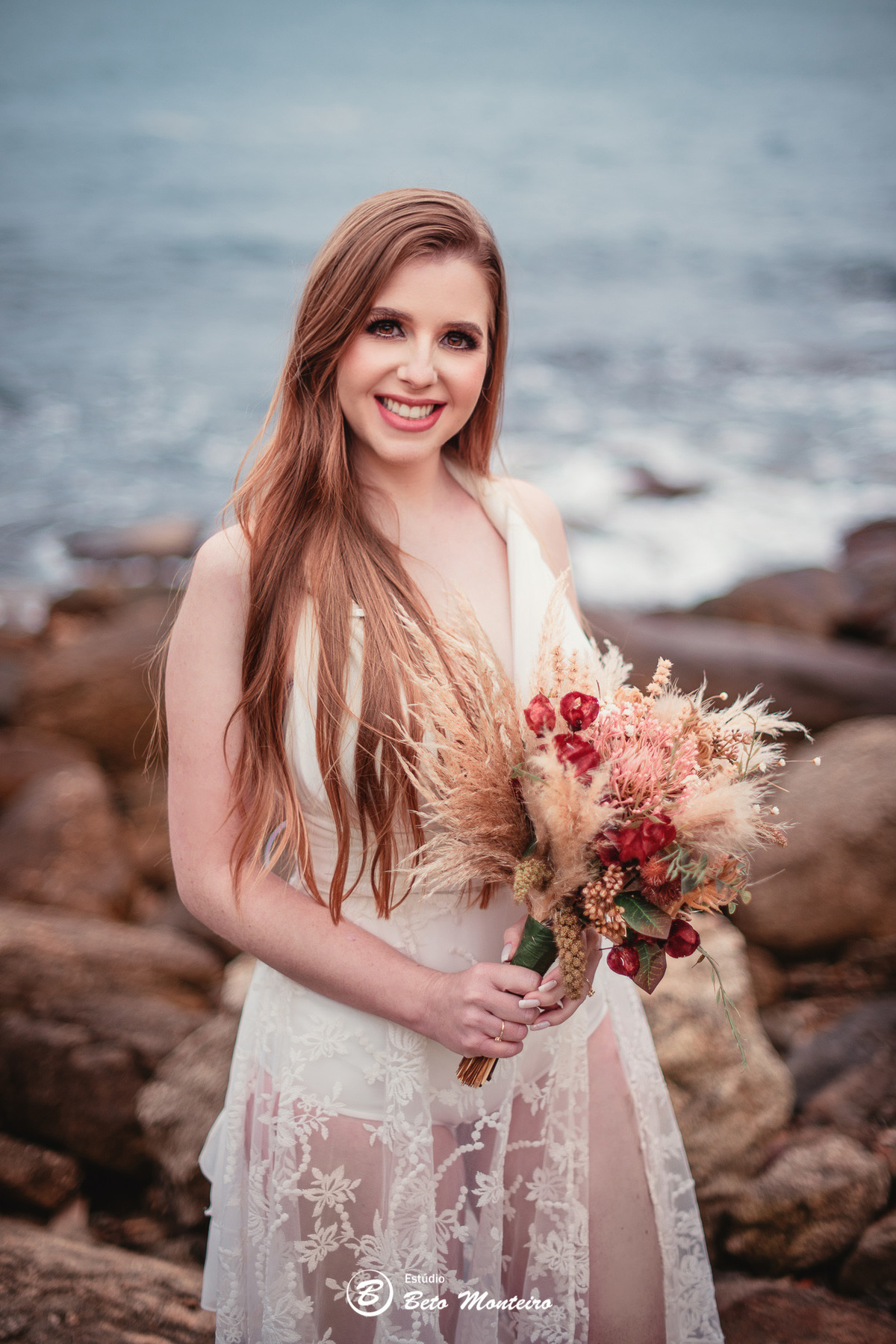 fotografo de casamento - videos de casamento - filmagem - casamento - cinegrafista - filmmaker - wedding - produtora - curitiba - estudio beto monteiro - casal - pre wedding - camila e toni - bombinhas - pet - cachorrinho - praia - mar - vestido branco