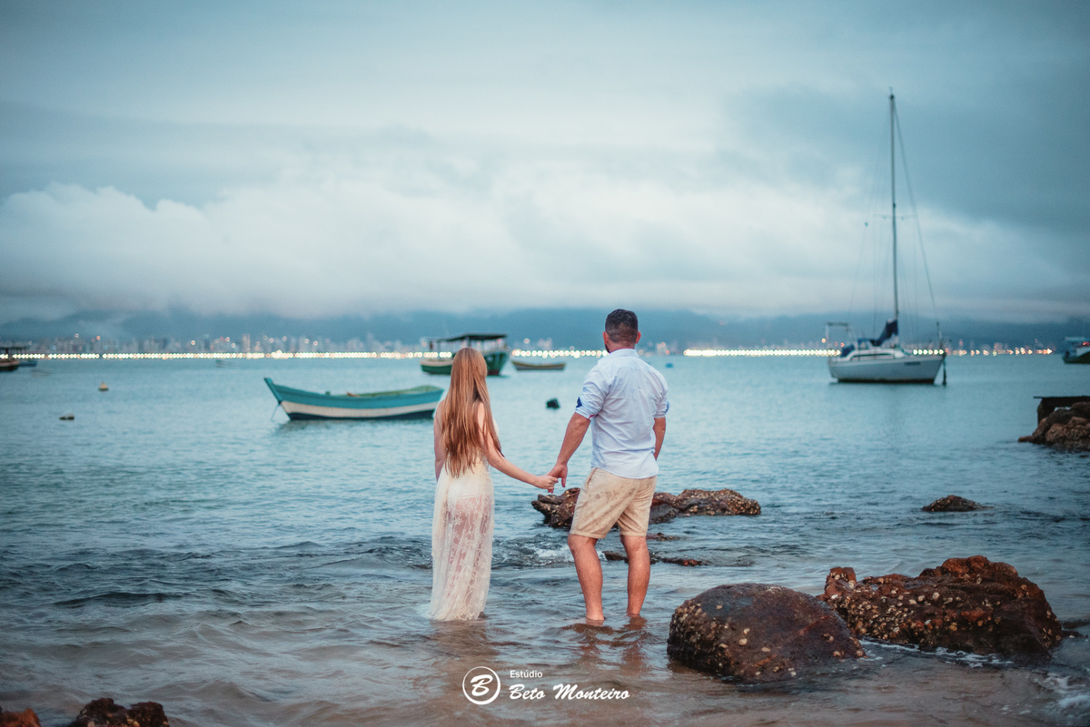 fotografo de casamento - videos de casamento - filmagem - casamento - cinegrafista - filmmaker - wedding - produtora - curitiba - estudio beto monteiro - casal - pre wedding - camila e toni - bombinhas - pet - cachorrinho - praia - mar - vestido branco