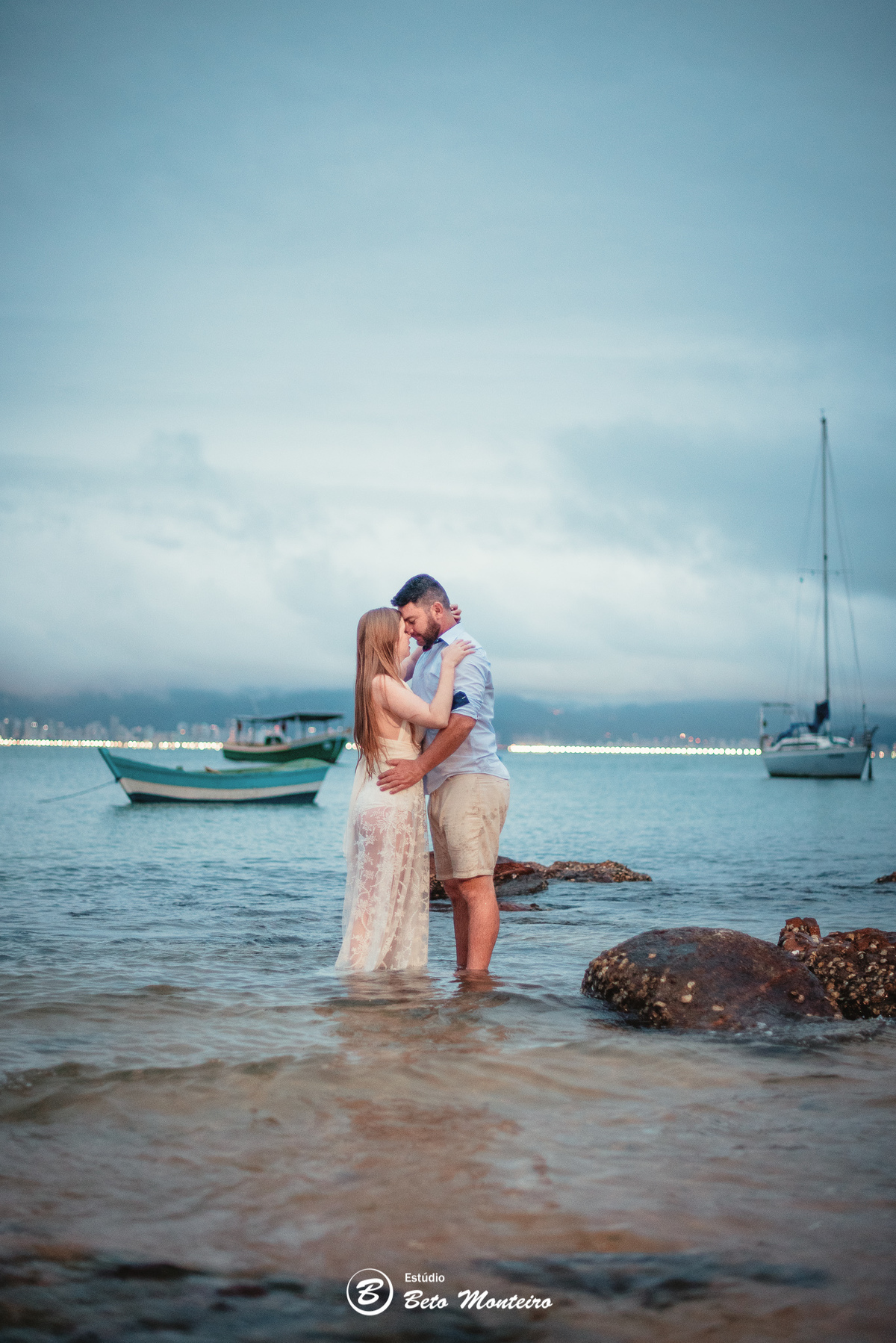 fotografo de casamento - videos de casamento - filmagem - casamento - cinegrafista - filmmaker - wedding - produtora - curitiba - estudio beto monteiro - casal - pre wedding - camila e toni - bombinhas - pet - cachorrinho - praia - mar - vestido branco