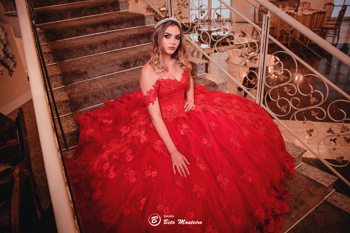 Aniversário de 15 anos - Foto e Filmagem - Debutante - Estúdio Beto Monteiro - Curitiba - fotografo de 15 anos - sessao de fotos - book de fotos - book de 15 anos - fotografo - leticia vieira - castello reale - pedro aquino - soul - vestido vermelho