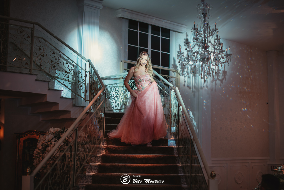 Aniversário de 15 anos - Foto e Filmagem - Debutante - Estúdio Beto Monteiro - Curitiba - fotografo de 15 anos - sessao de fotos - book de fotos - book de 15 anos - fotografo - leticia vieira - castello reale - pedro aquino - soul - vestido vermelho