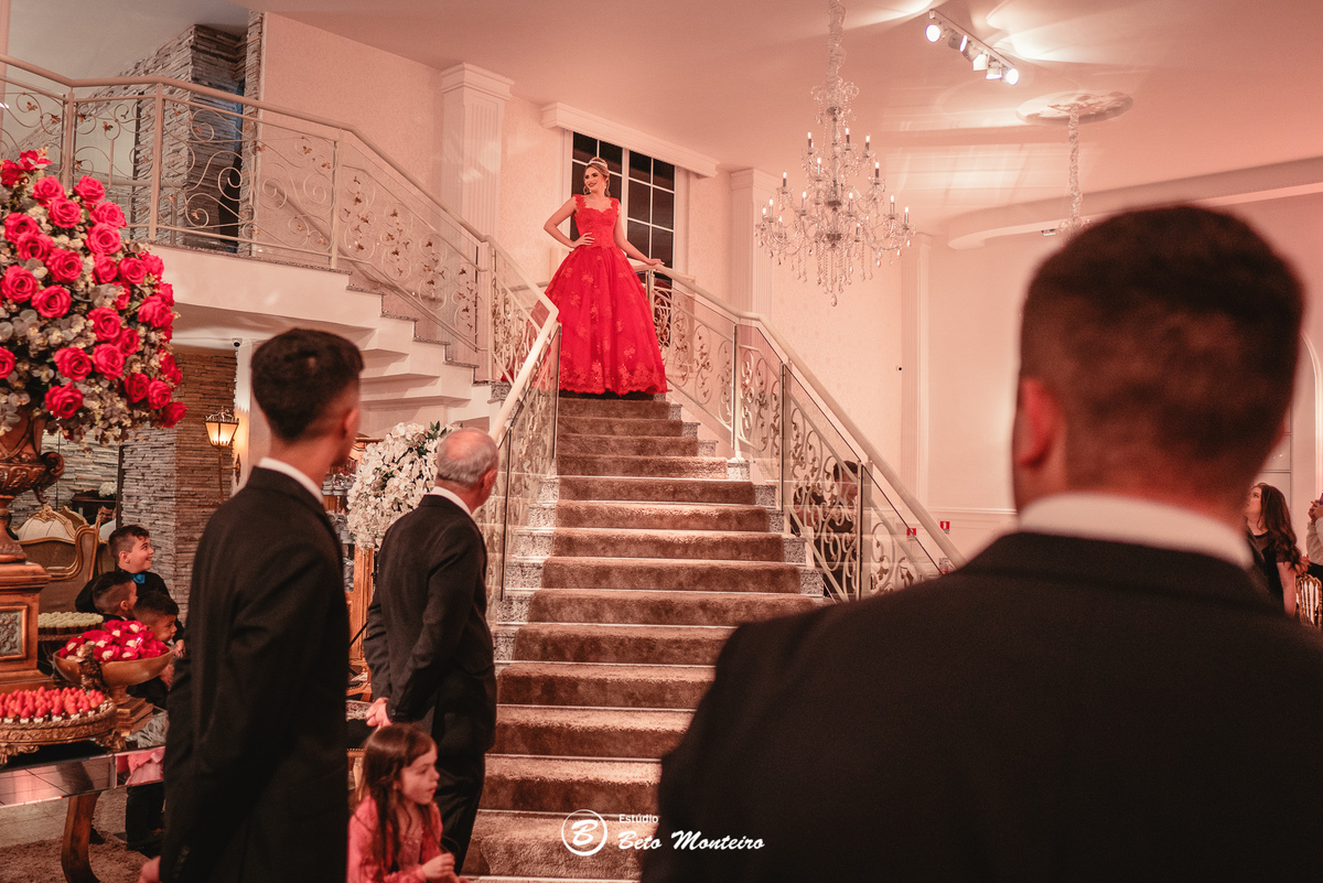 Aniversário de 15 anos - Foto e Filmagem - Debutante - Estúdio Beto Monteiro - Curitiba - fotografo de 15 anos - sessao de fotos - book de fotos - book de 15 anos - fotografo - leticia vieira - castello reale - pedro aquino - soul - vestido vermelho
