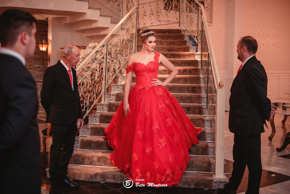 Aniversário de 15 anos - Foto e Filmagem - Debutante - Estúdio Beto Monteiro - Curitiba - fotografo de 15 anos - sessao de fotos - book de fotos - book de 15 anos - fotografo - leticia vieira - castello reale - pedro aquino - soul - vestido vermelho