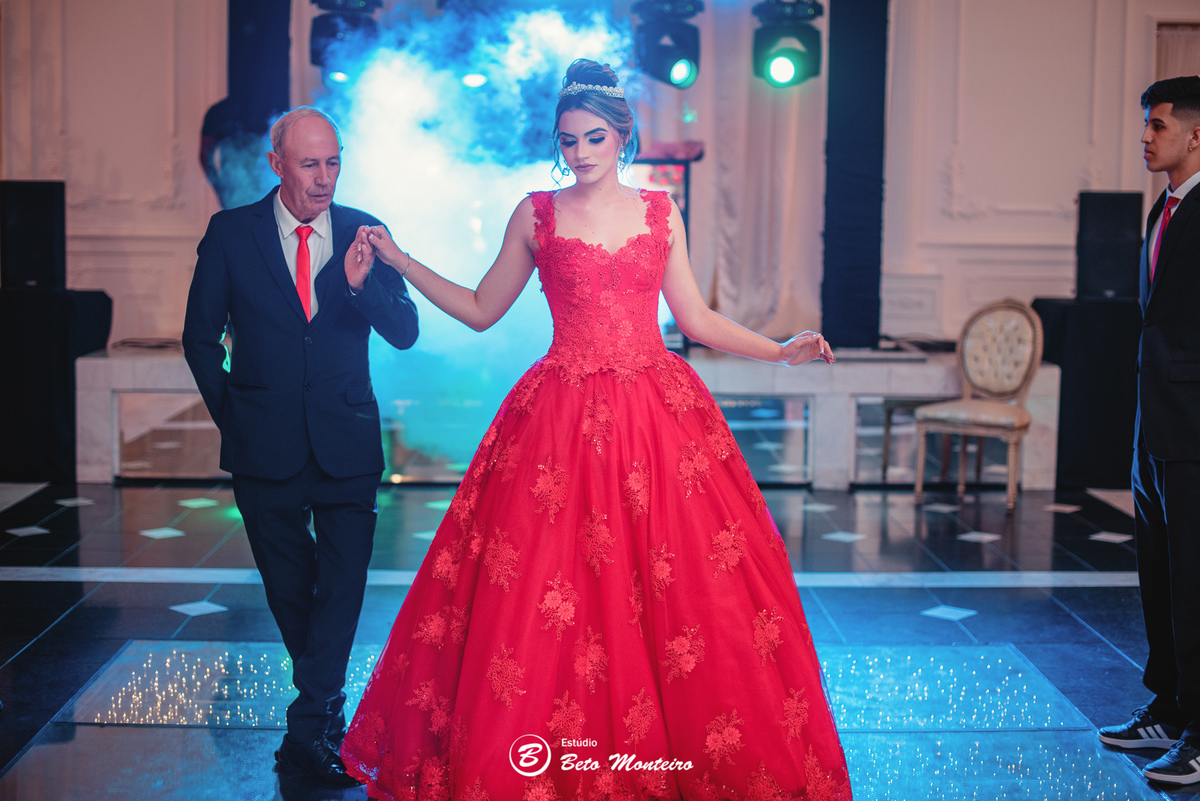 Aniversário de 15 anos - Foto e Filmagem - Debutante - Estúdio Beto Monteiro - Curitiba - fotografo de 15 anos - sessao de fotos - book de fotos - book de 15 anos - fotografo - leticia vieira - castello reale - pedro aquino - soul - vestido vermelho