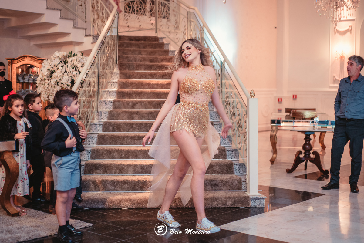 Aniversário de 15 anos - Foto e Filmagem - Debutante - Estúdio Beto Monteiro - Curitiba - fotografo de 15 anos - sessao de fotos - book de fotos - book de 15 anos - fotografo - leticia vieira - castello reale - pedro aquino - soul - vestido vermelho