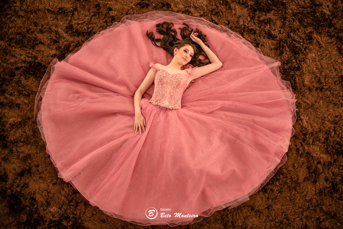 Aniversário de 15 anos - Foto e Filmagem - Debutante - Estúdio Beto Monteiro - Curitiba - fotografo de 15 anos - fotógrafa - sessao de fotos - book de fotos - book de 15 anos - fotografo - chácara ienkot - vestido - Lívia