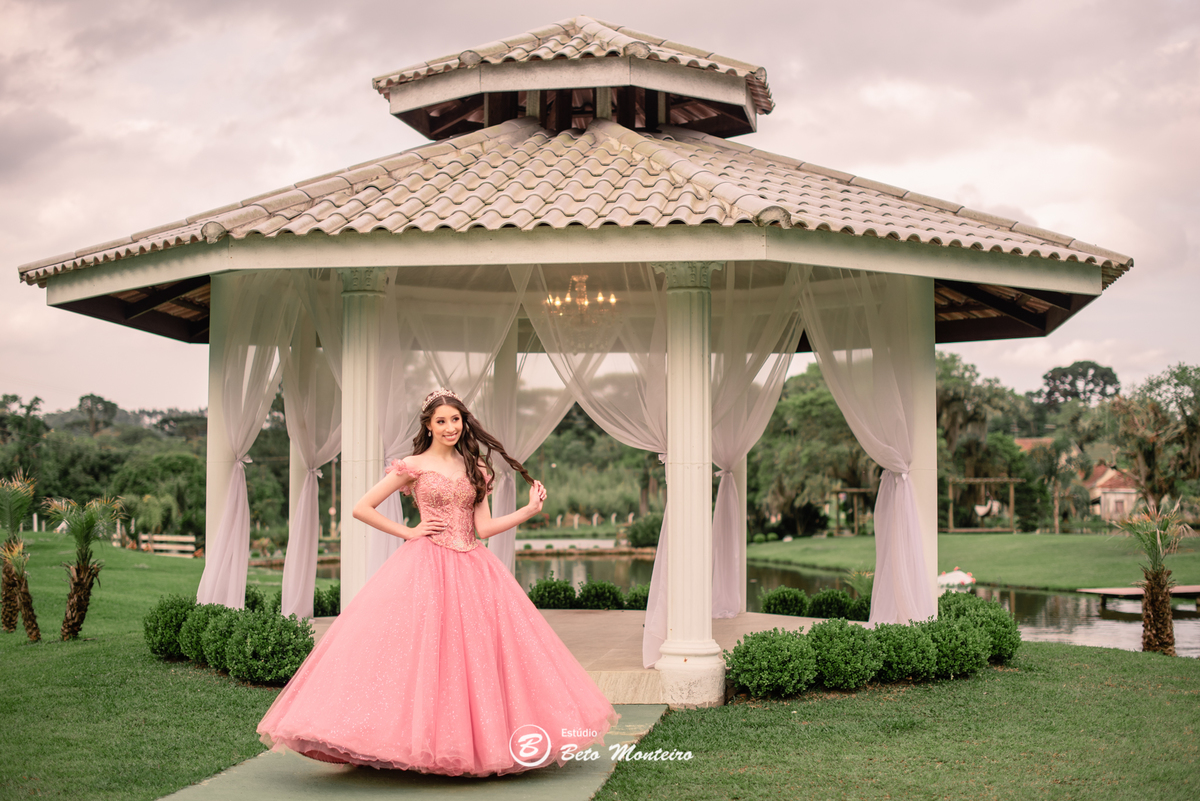 Aniversário de 15 anos - Foto e Filmagem - Debutante - Estúdio Beto Monteiro - Curitiba - fotografo de 15 anos - fotógrafa - sessao de fotos - book de fotos - book de 15 anos - fotografo - chácara ienkot - vestido - Lívia