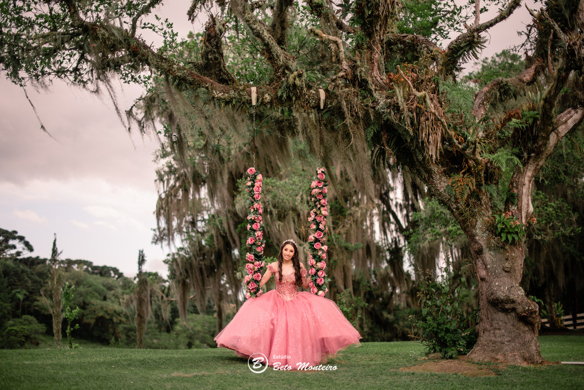 Aniversário de 15 anos - Foto e Filmagem - Debutante - Estúdio Beto Monteiro - Curitiba - fotografo de 15 anos - fotógrafa - sessao de fotos - book de fotos - book de 15 anos - fotografo - chácara ienkot - vestido - Lívia