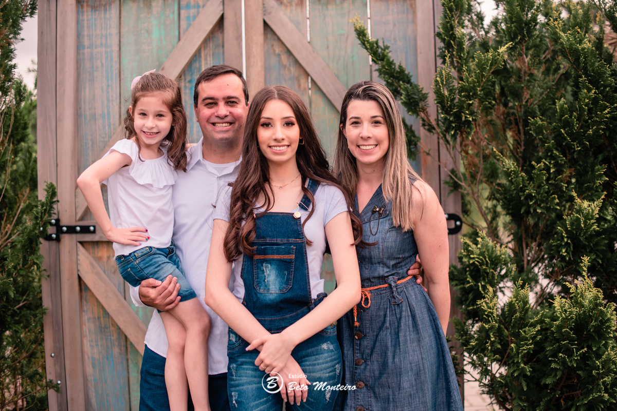 Aniversário de 15 anos - Foto e Filmagem - Debutante - Estúdio Beto Monteiro - Curitiba - fotografo de 15 anos - fotógrafa - sessao de fotos - book de fotos - book de 15 anos - fotografo - chácara ienkot - vestido - Lívia