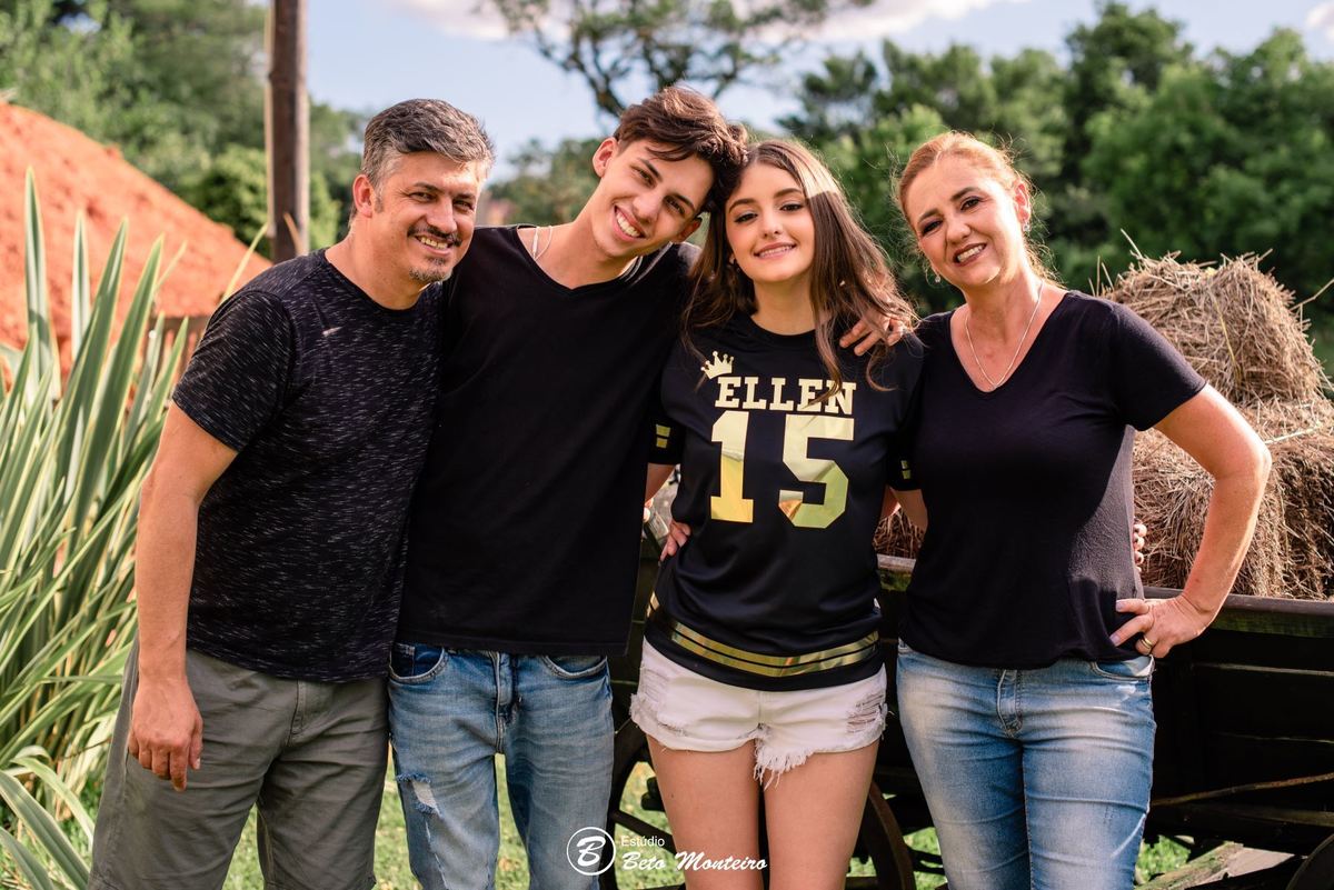 Aniversário de 15 anos - Foto e Filmagem - Debutante - Estúdio Beto Monteiro - Curitiba - fotografo de 15 anos - fotógrafa - sessao de fotos - book de fotos - book de 15 anos - fotografo - chácara happy ranch - vestido - Ellen